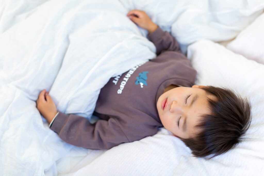 睡眠中の子ども