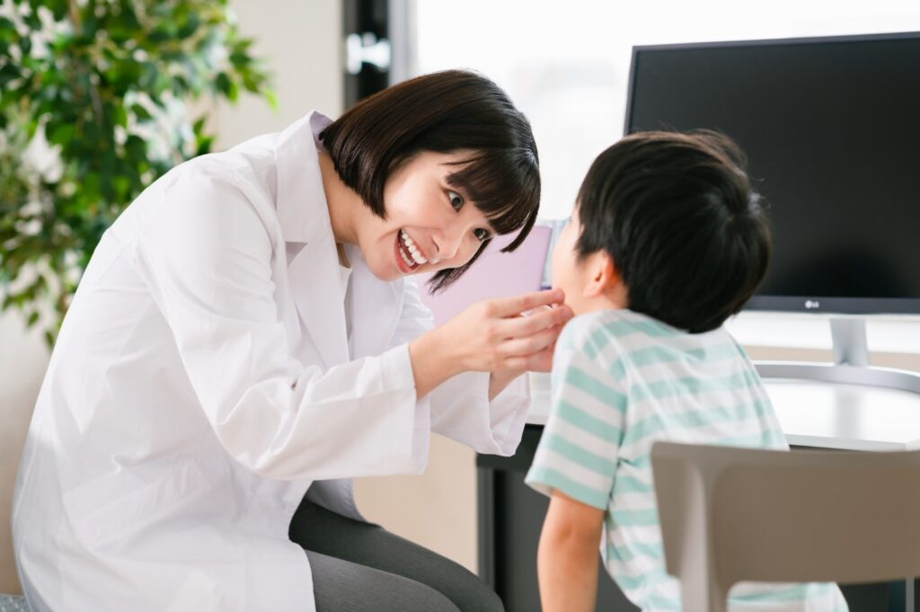 小さな子供を診察中