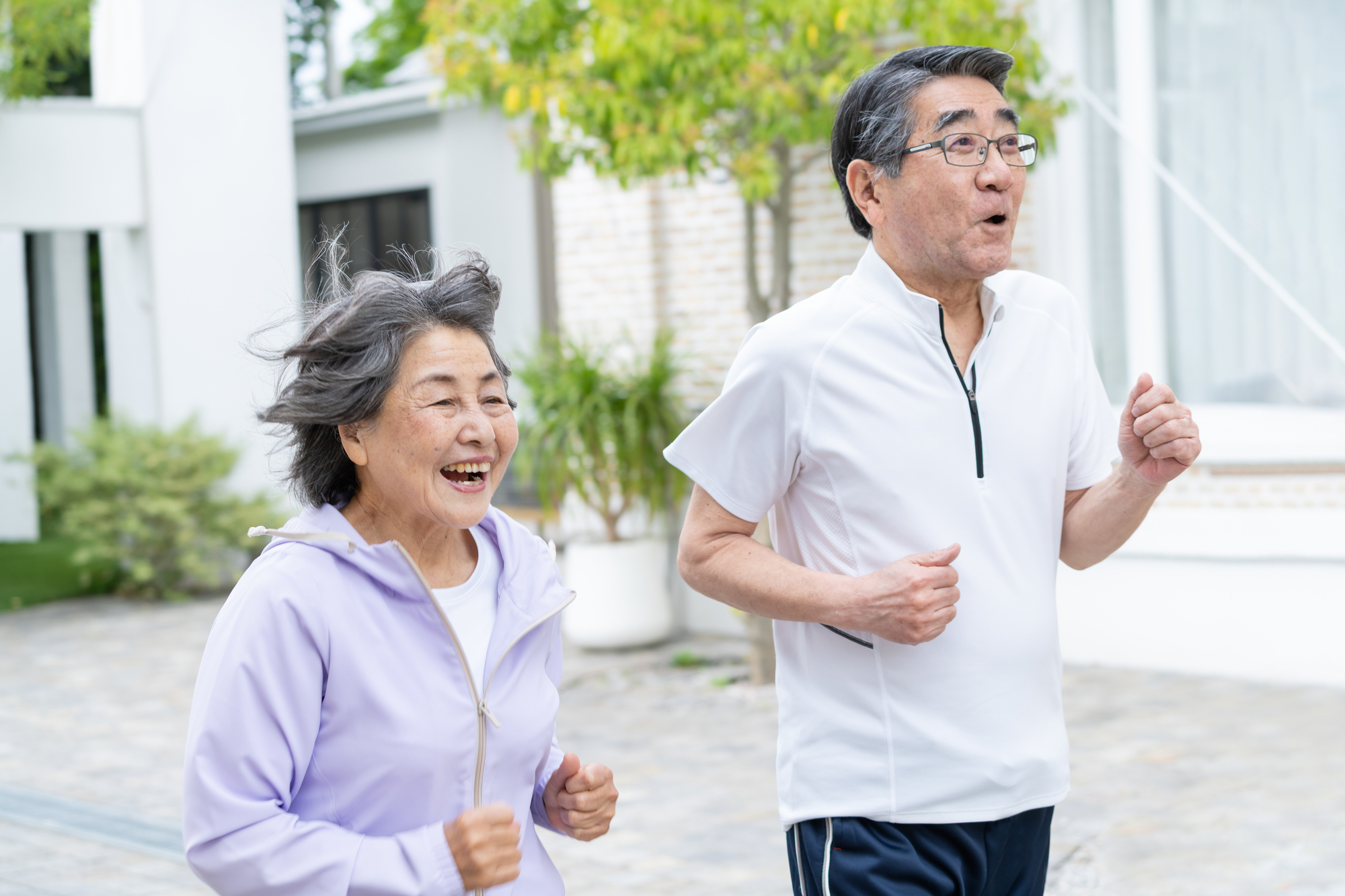 ジョギングをしているシニア世代の夫婦