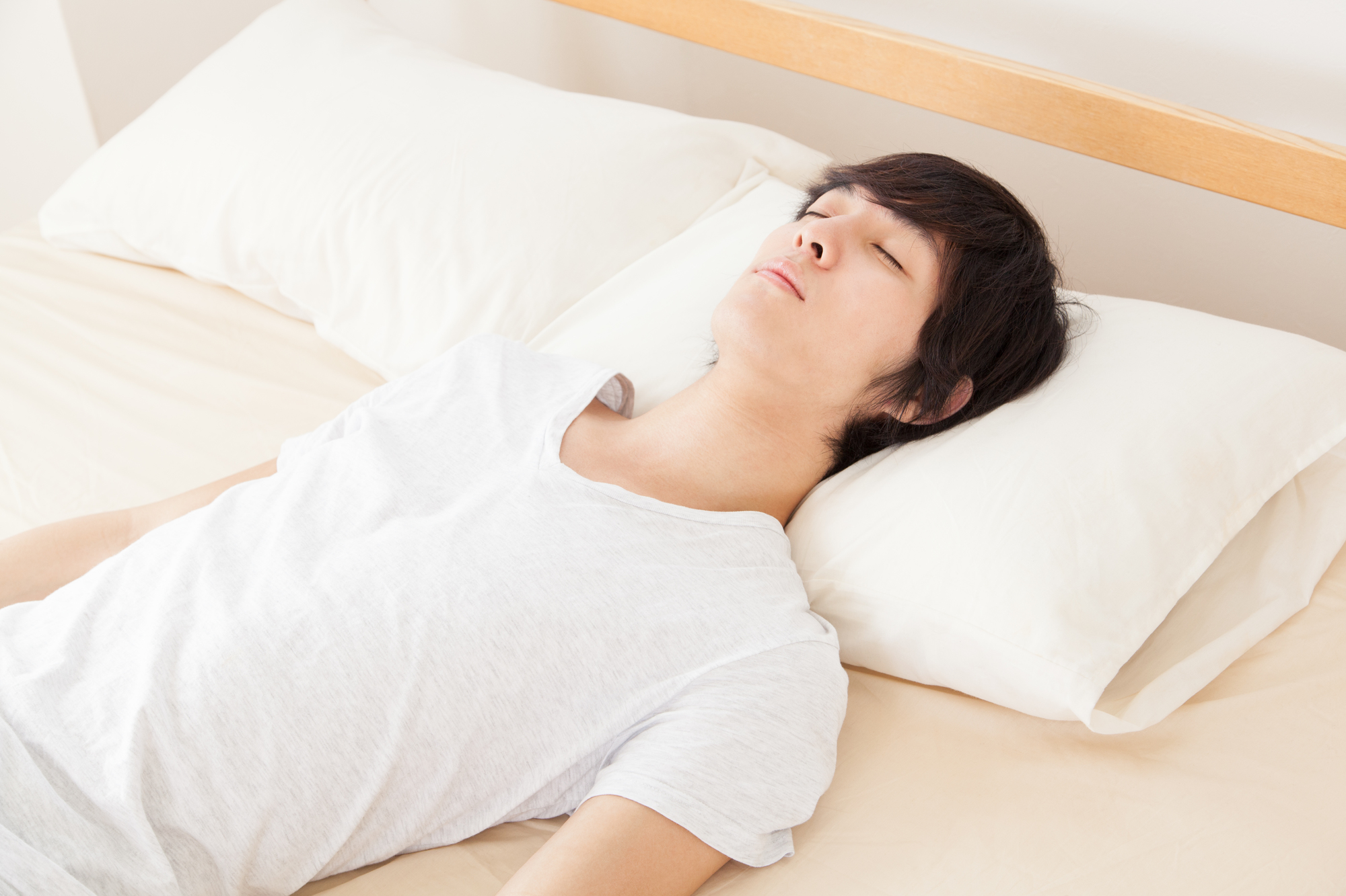 ぐっすり眠る若い男性