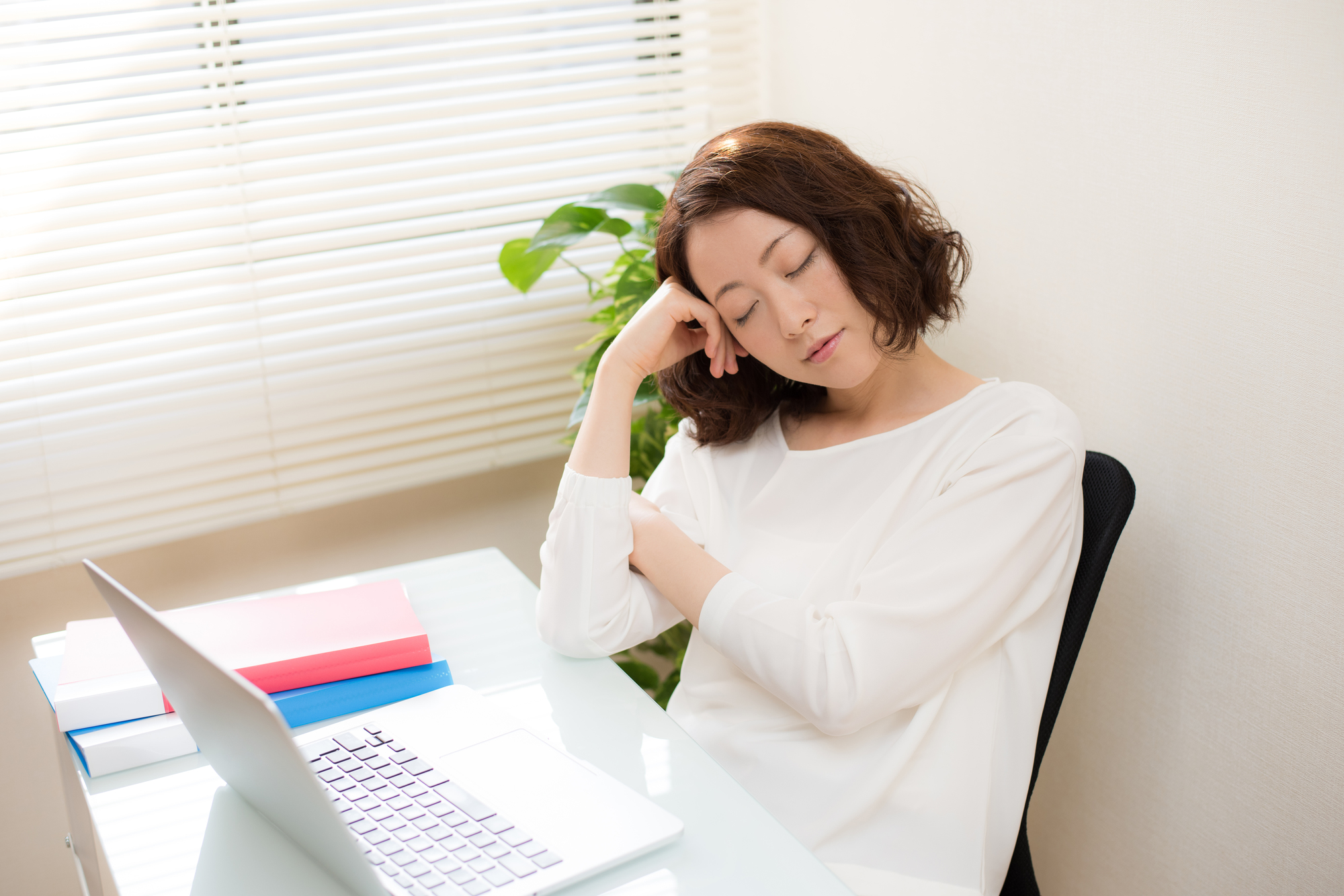 居眠りをしている女性の写真