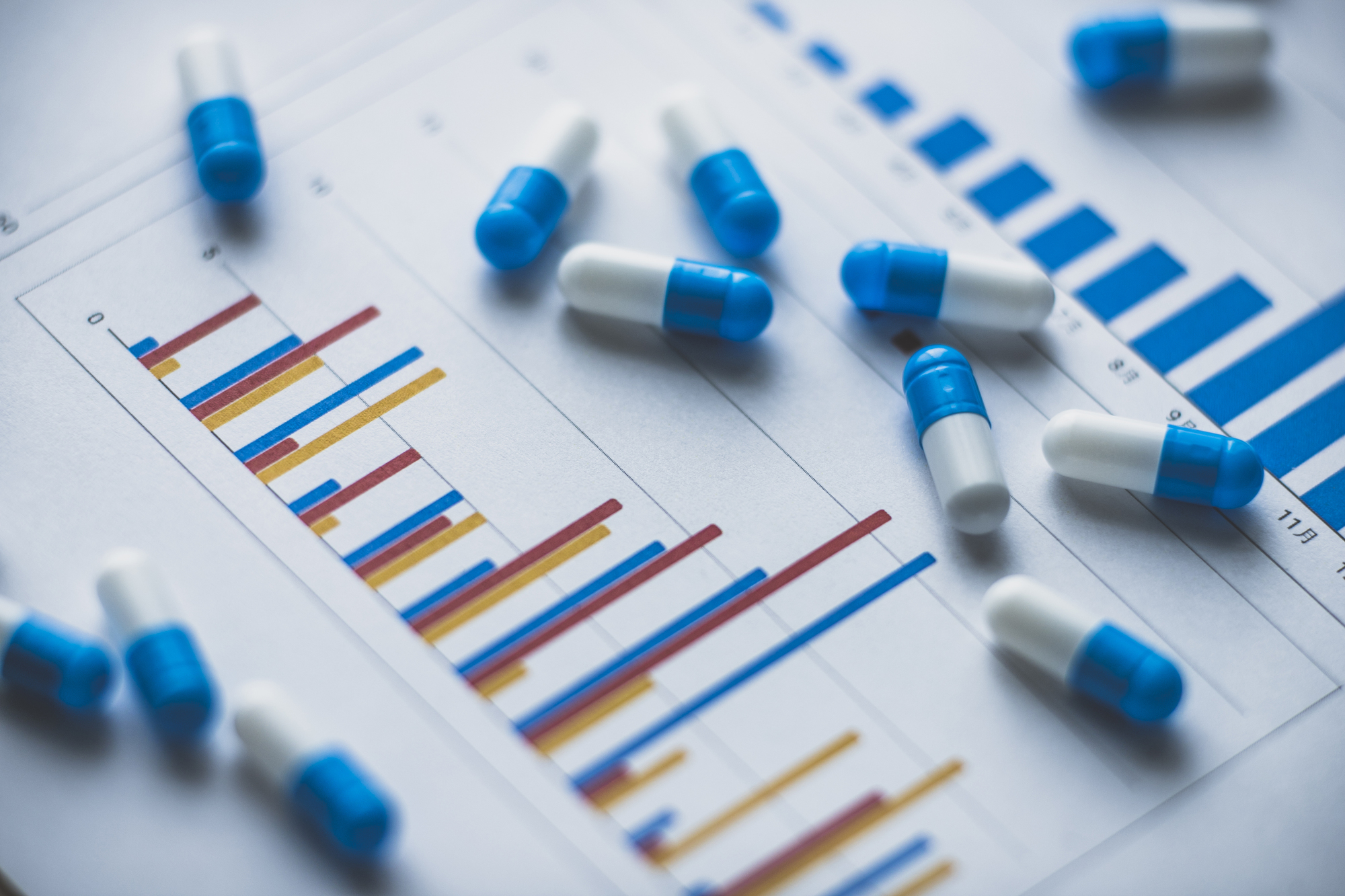 カプセル錠と棒グラフ