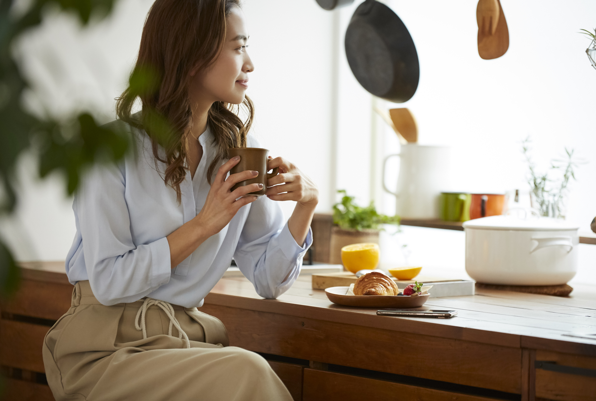 朝食を食べる女性