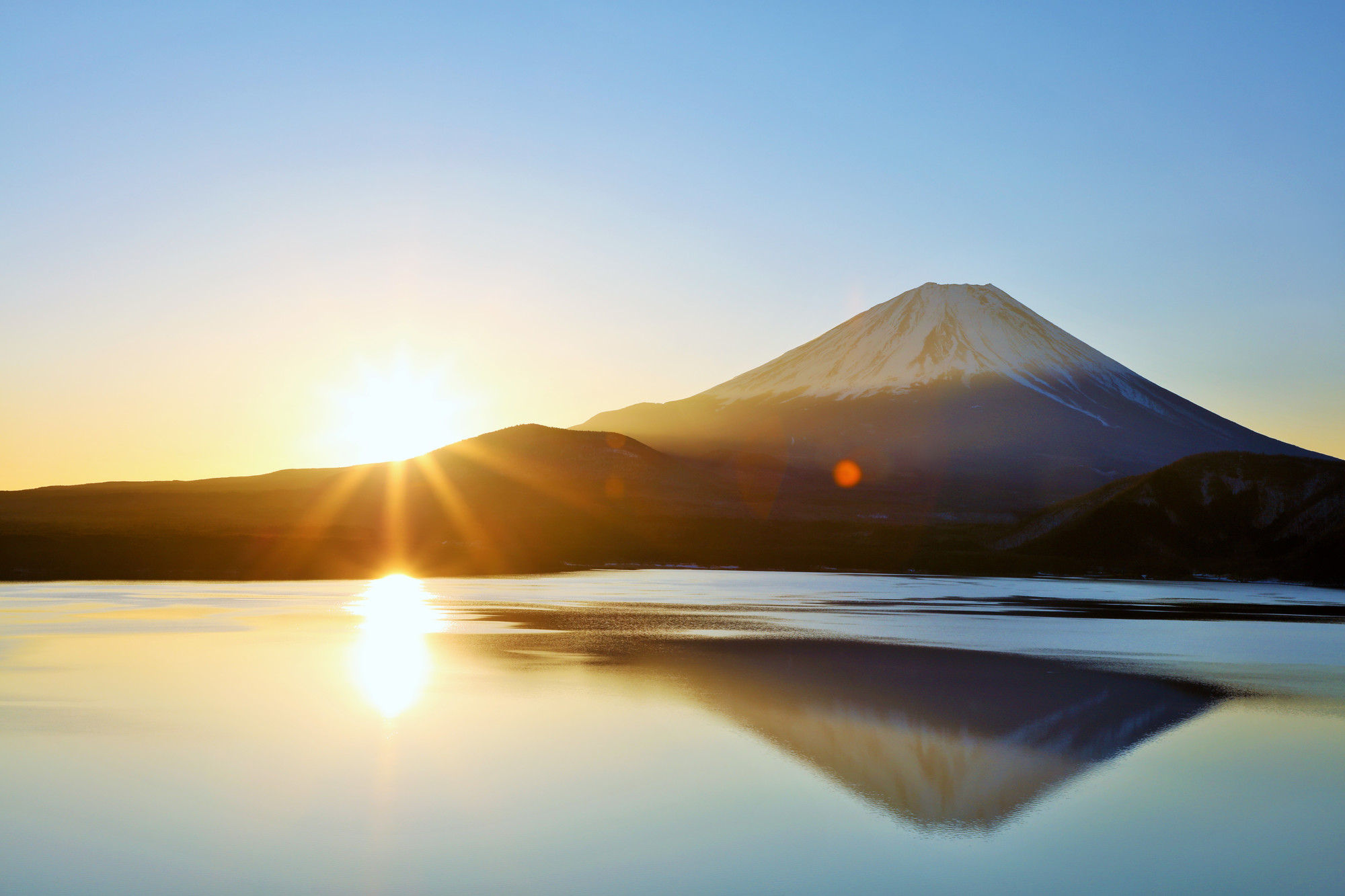 富士山の麓から差し込む太陽