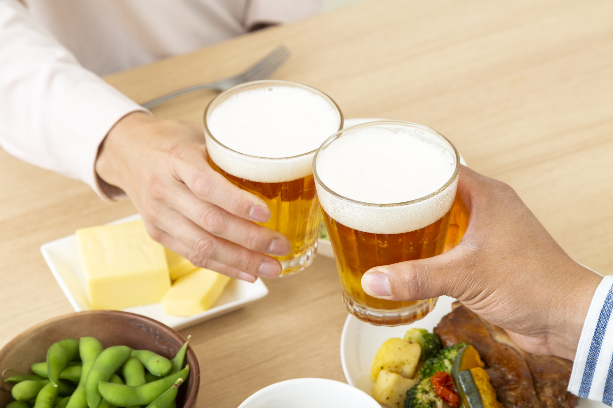 ビールで乾杯している食卓の写真