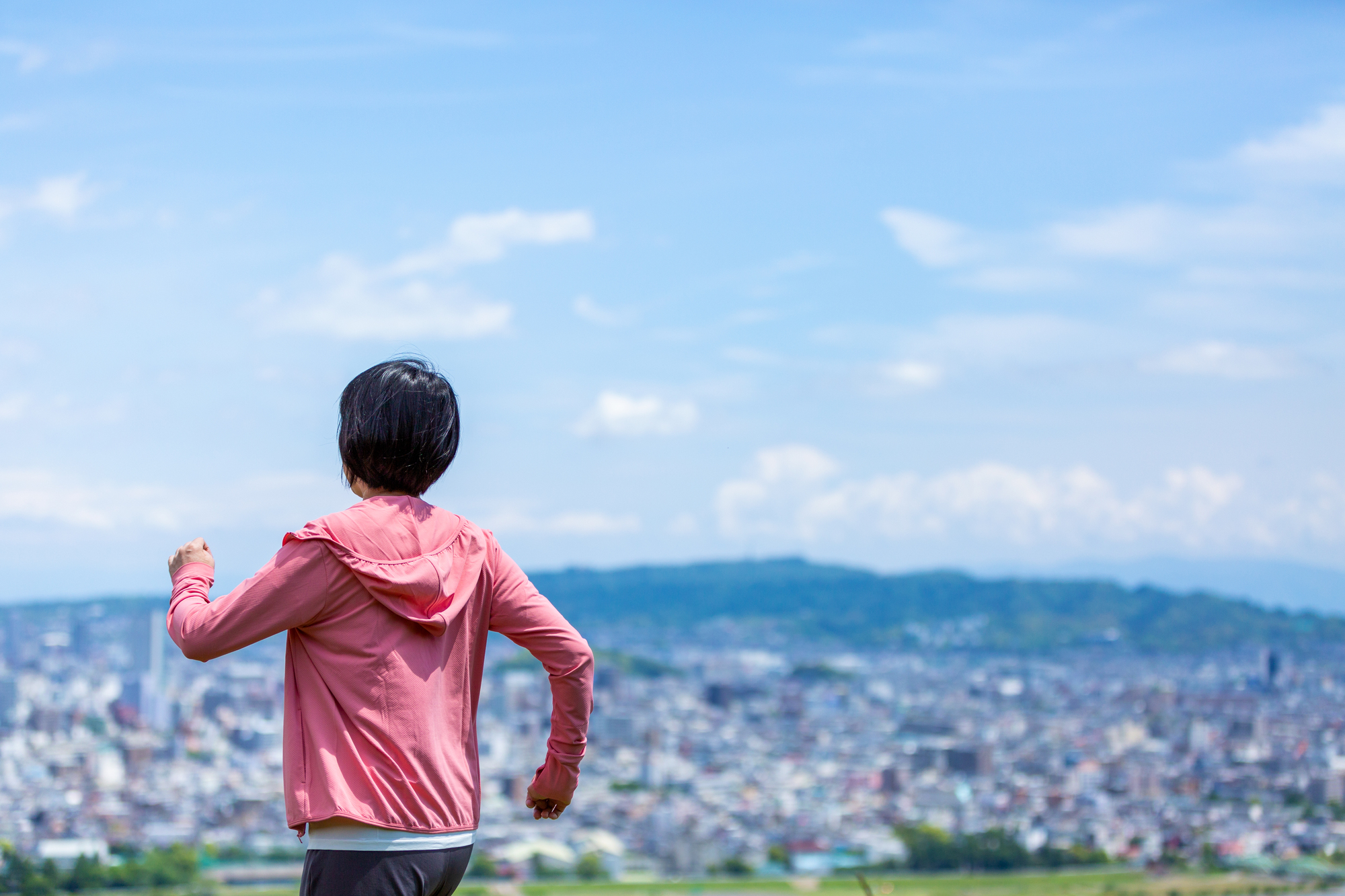 街を見下ろす場所で運動をしている人