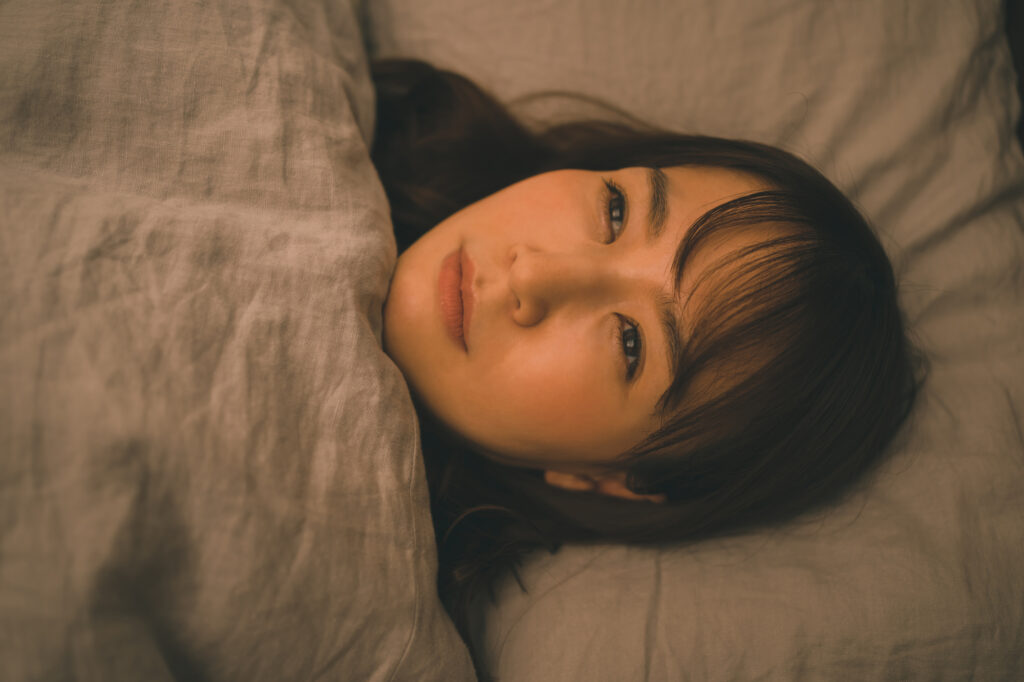 眠れずに不安を覚える女性の写真