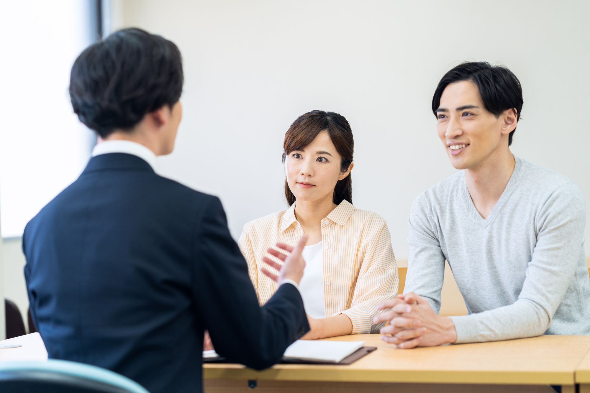 相談をしている男女の様子