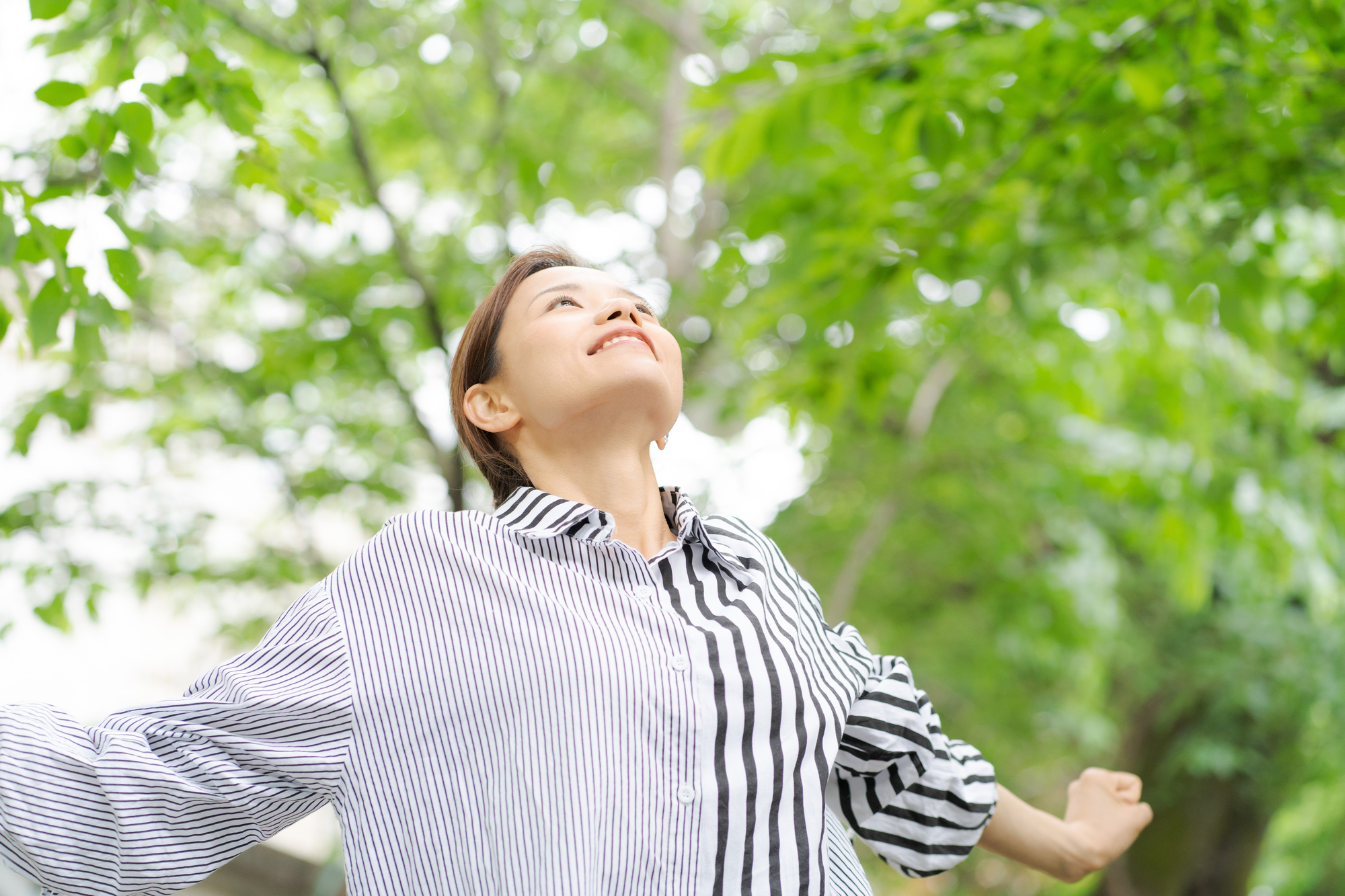 屋外でリフレッシュしている女性の様子