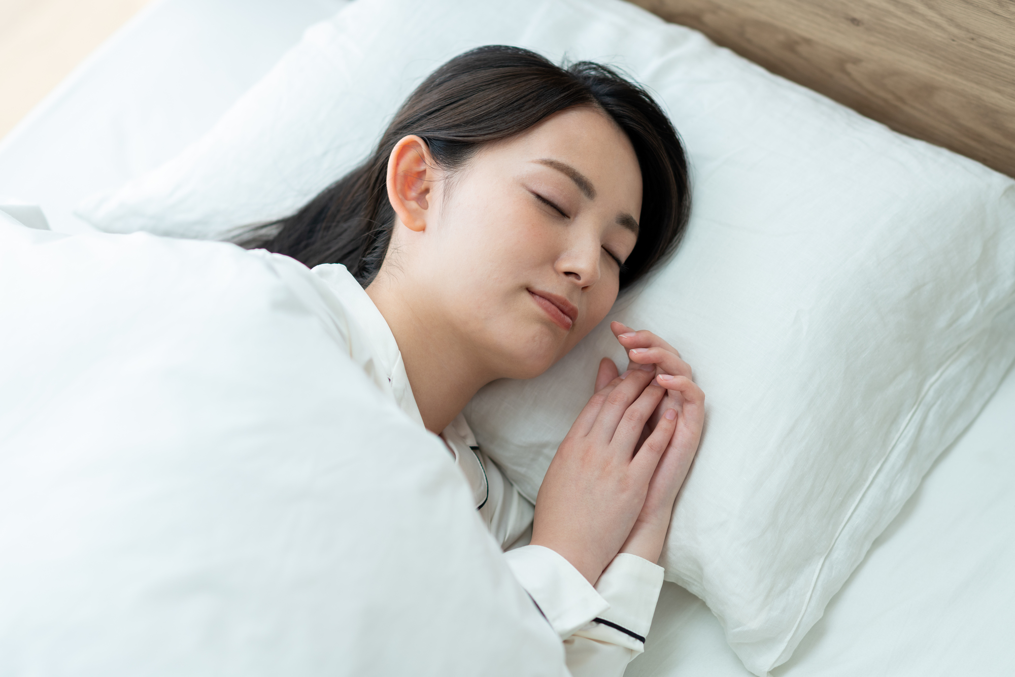 睡眠中の女性、穏やかな笑顔