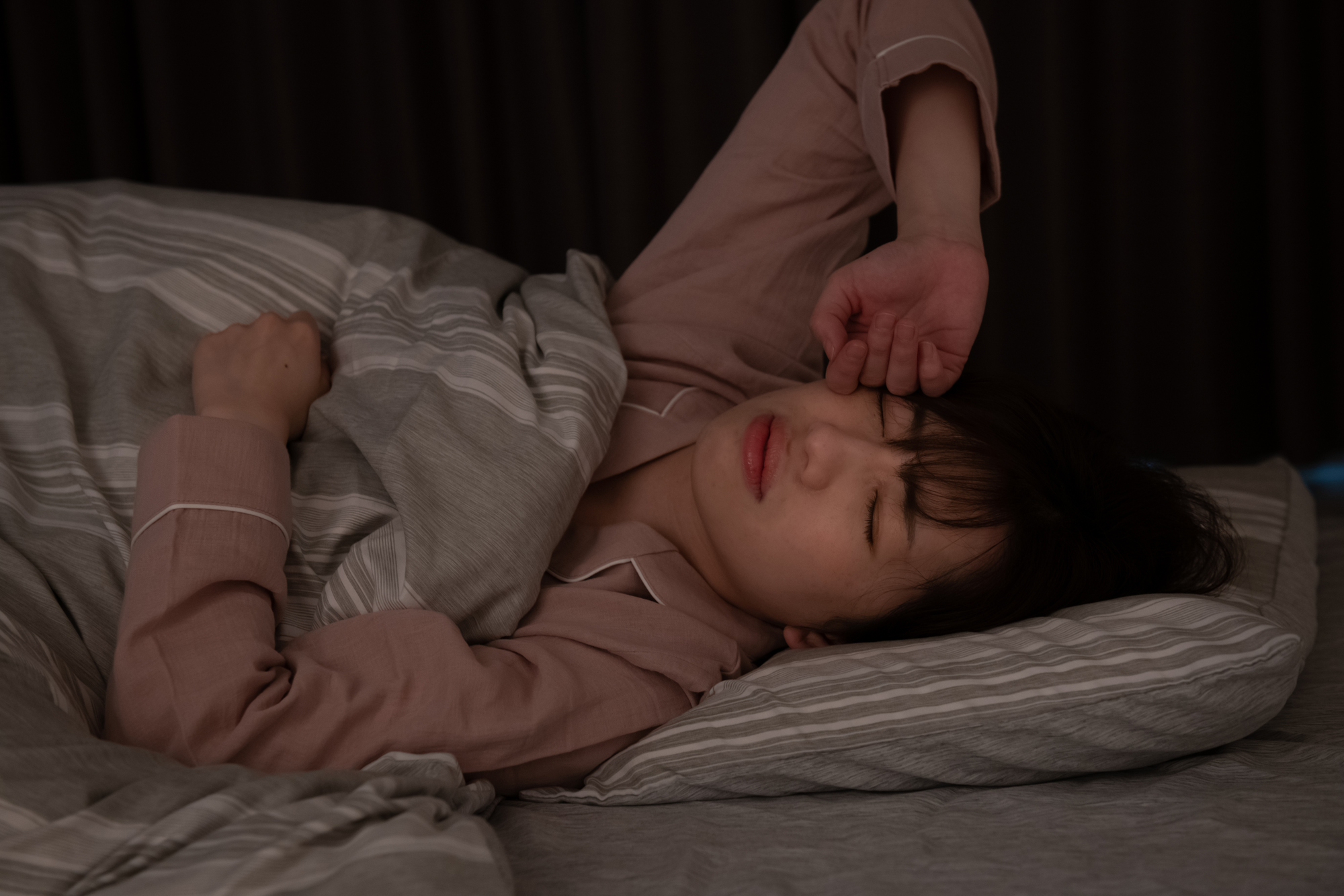 不眠症な女性のイメージ写真