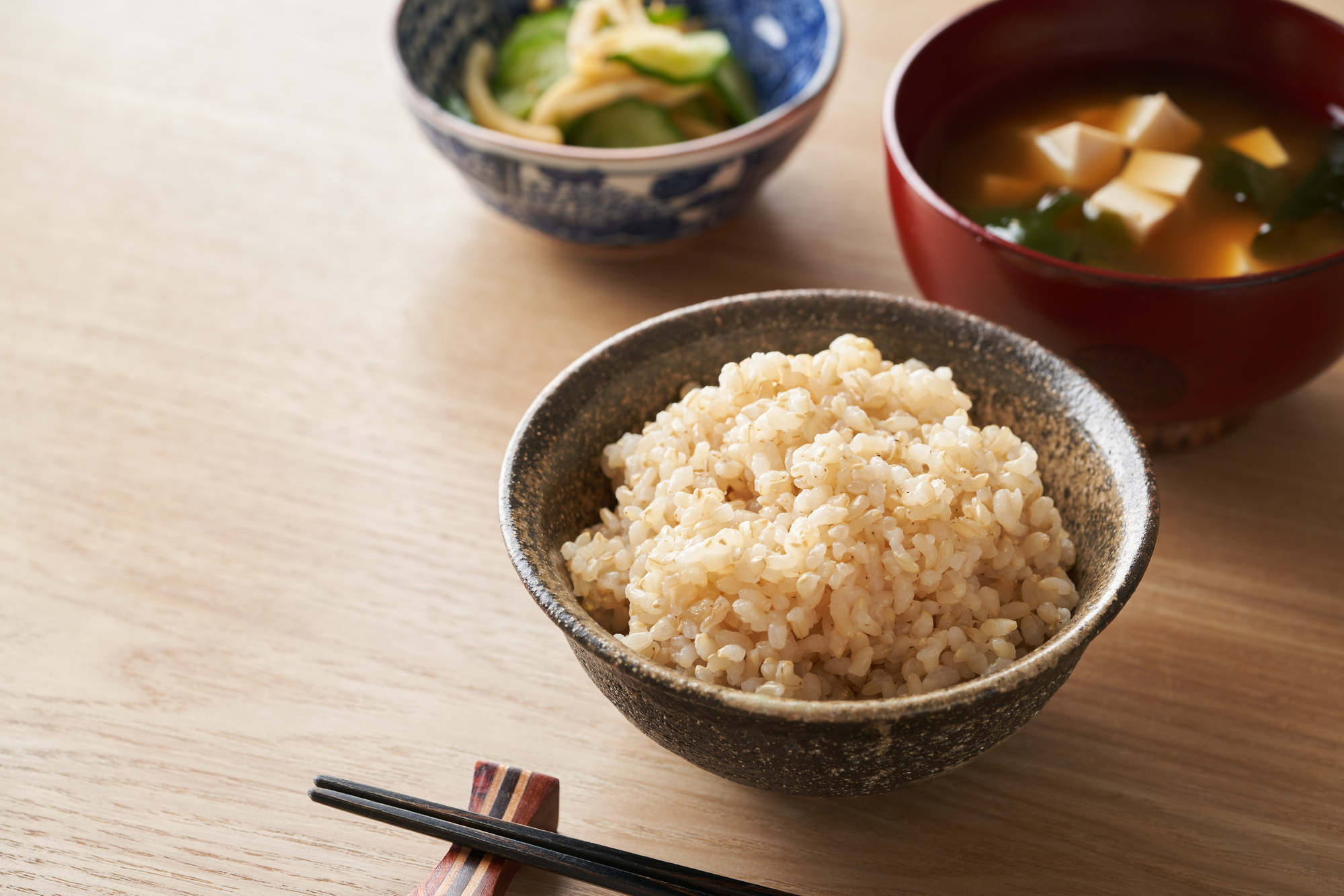  茶碗に盛り付けた玄米ご飯