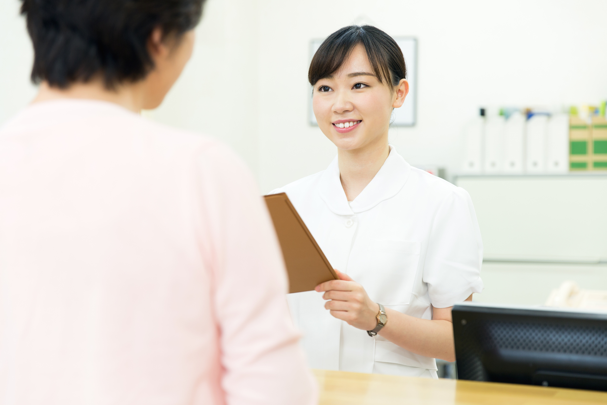 病院の受付、医療事務の女性