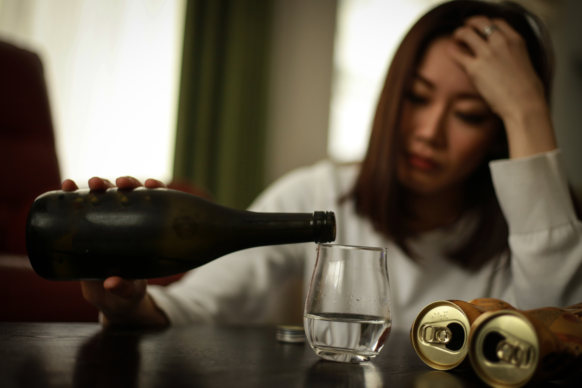 一人で酒を飲む女性