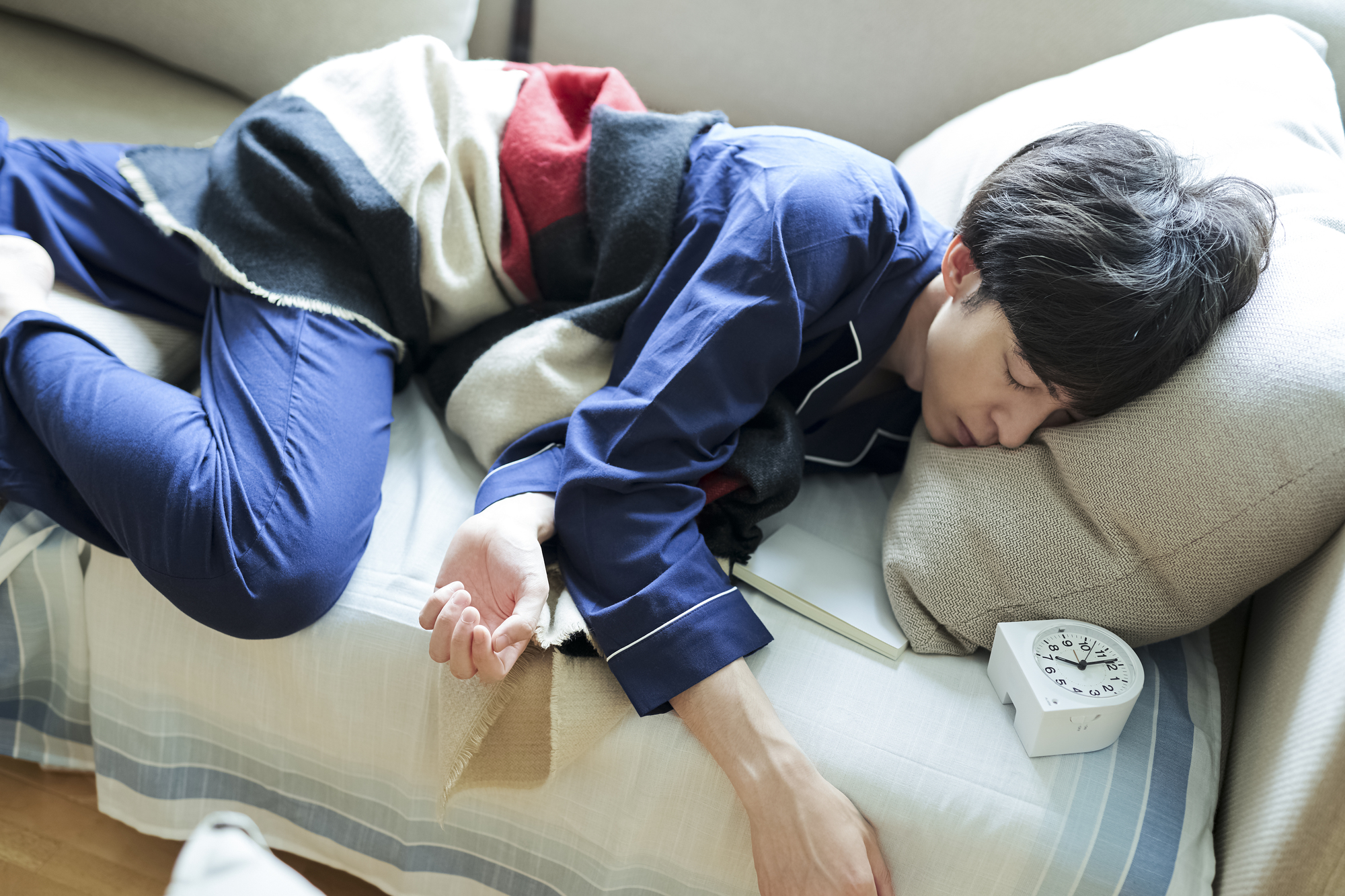 ベッドに身をゆだねて眠っている男性