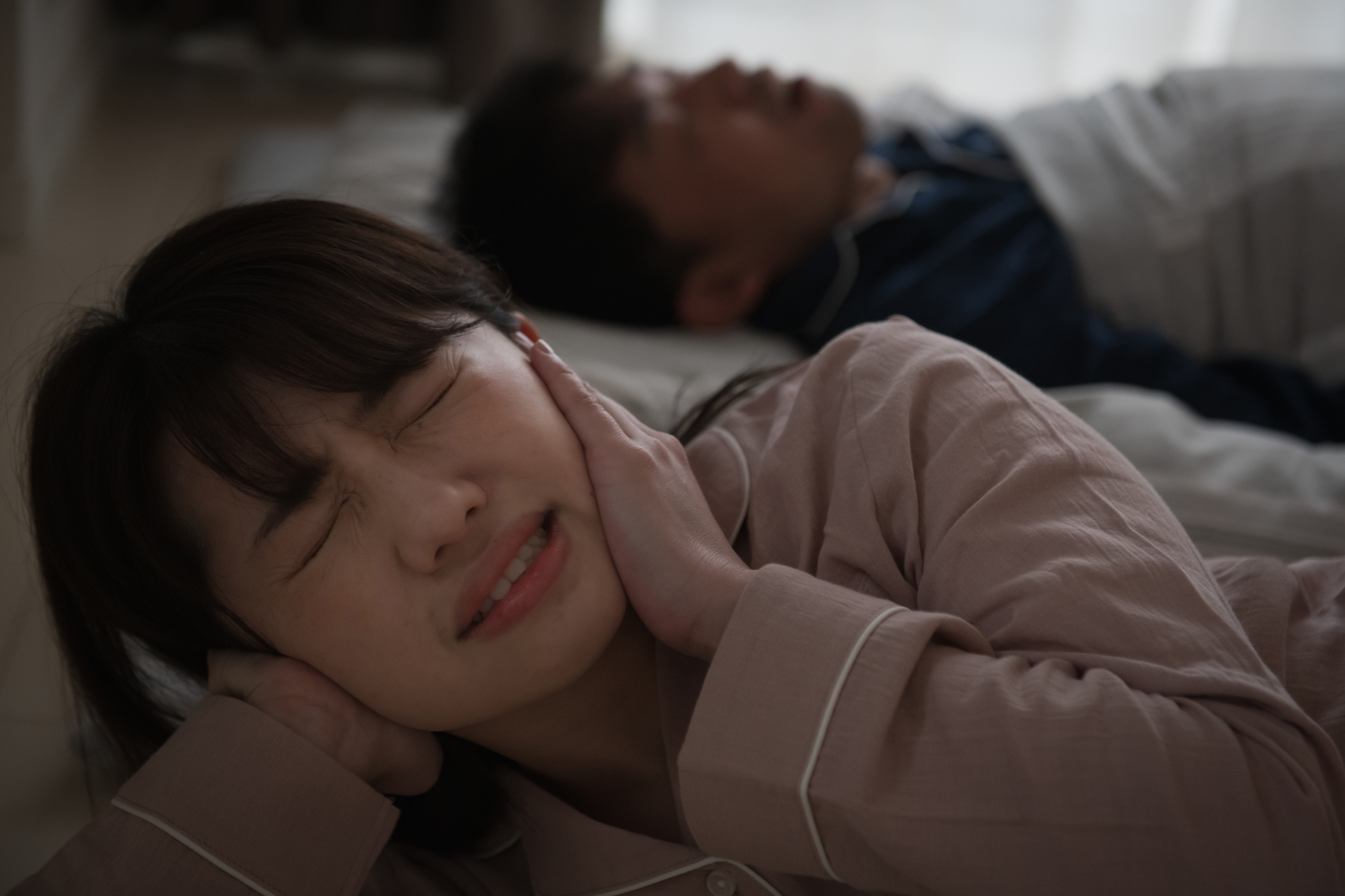 旦那のいびきがうるさくて眠れない女性