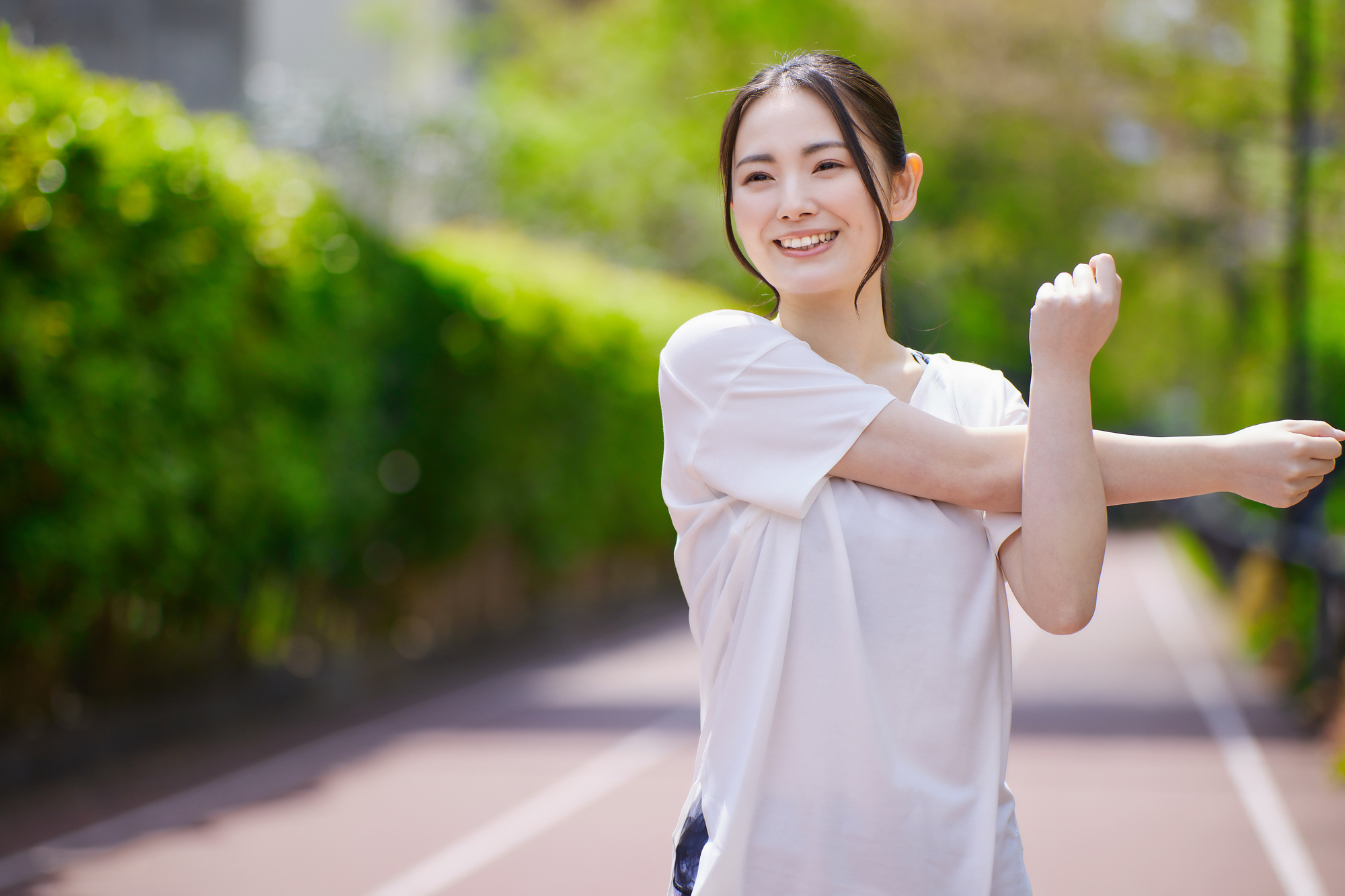 ストレッチをする女性