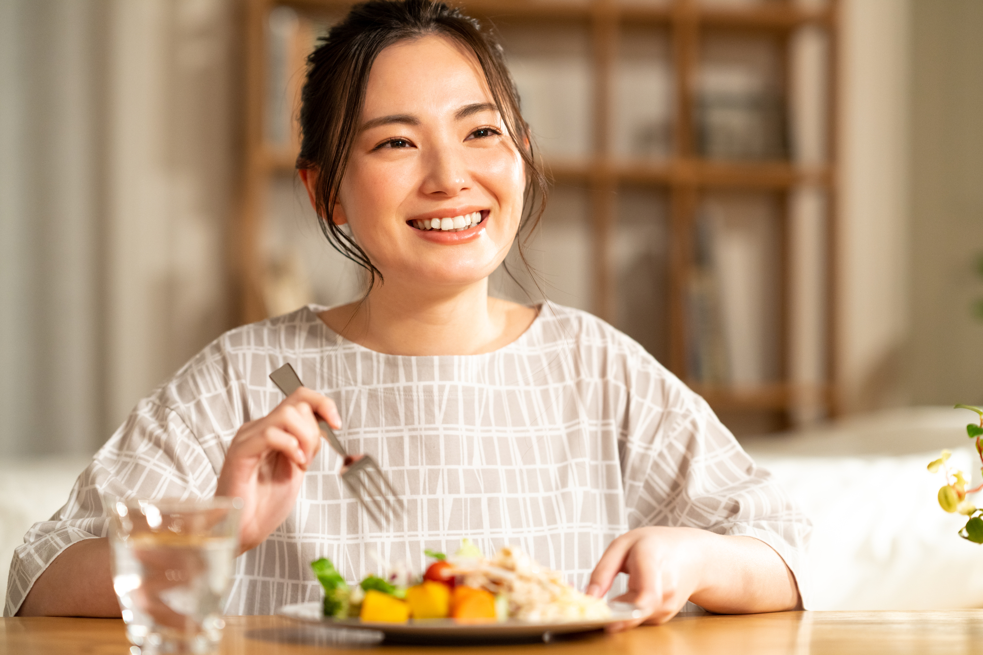 ご飯を食べる女性