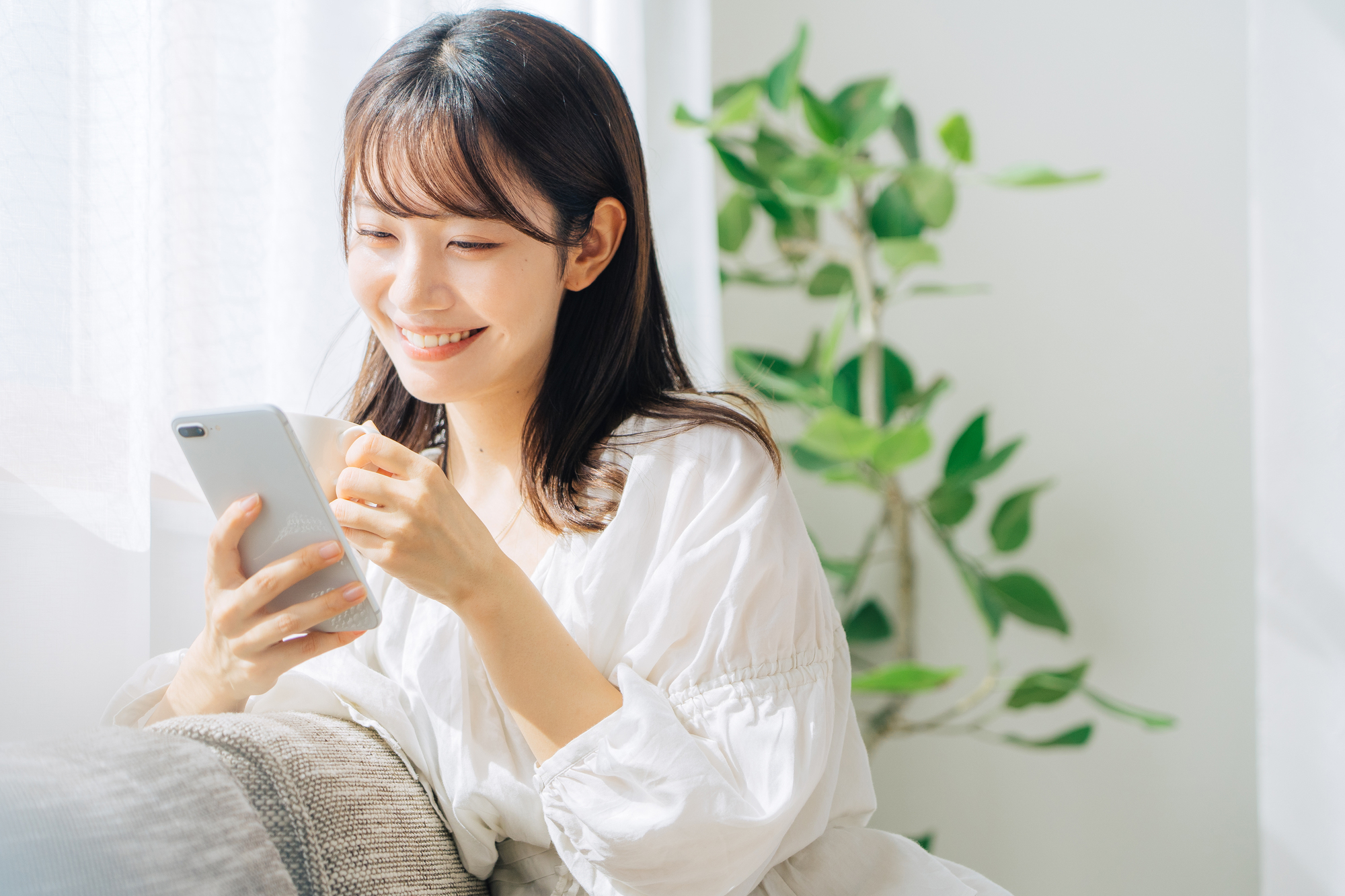 スマホをいじる女性