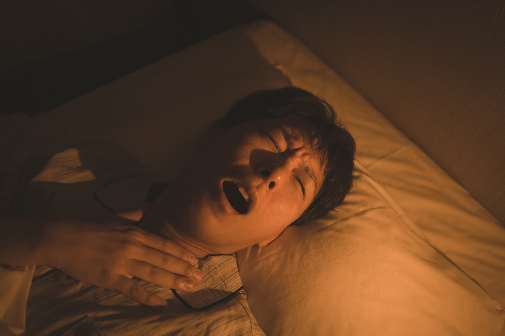 苦しそうに眠る男性
