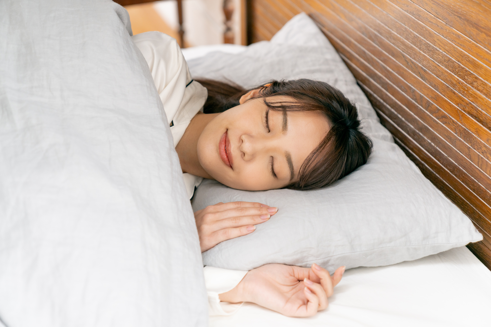 眠る女性