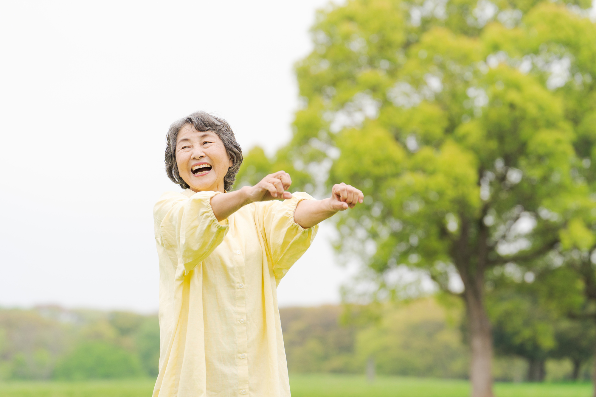 外で運動をする女性