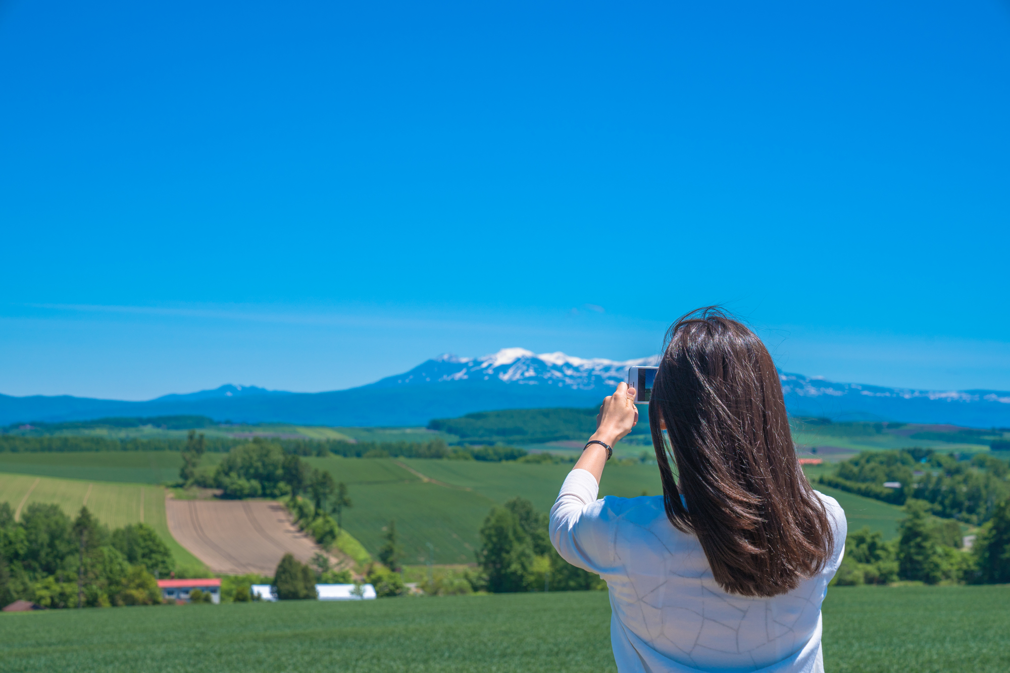 風景を撮る女性