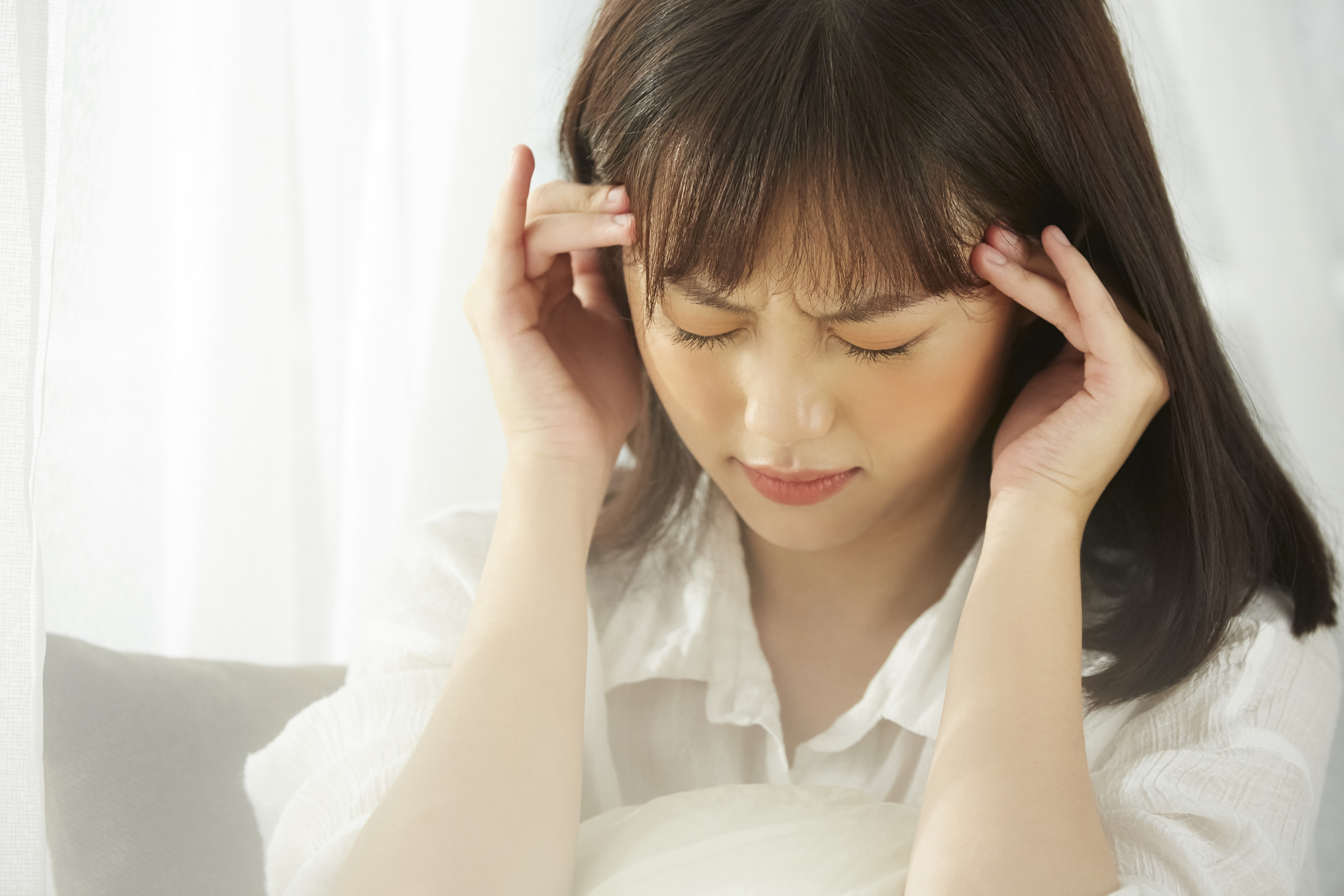 頭を抱える女性