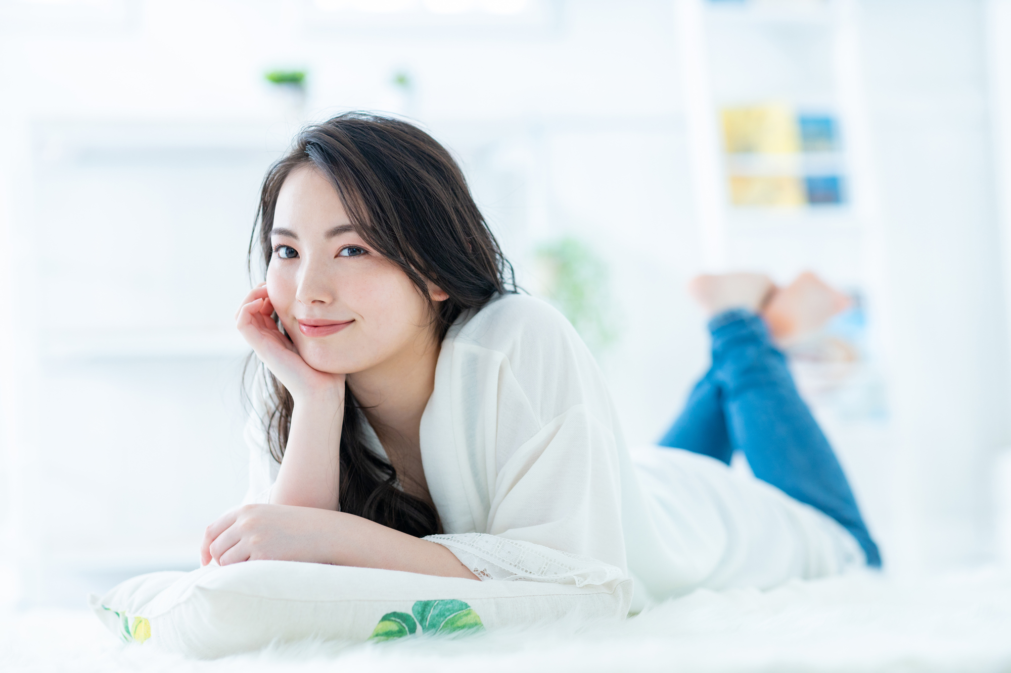 寝転ぶ女性