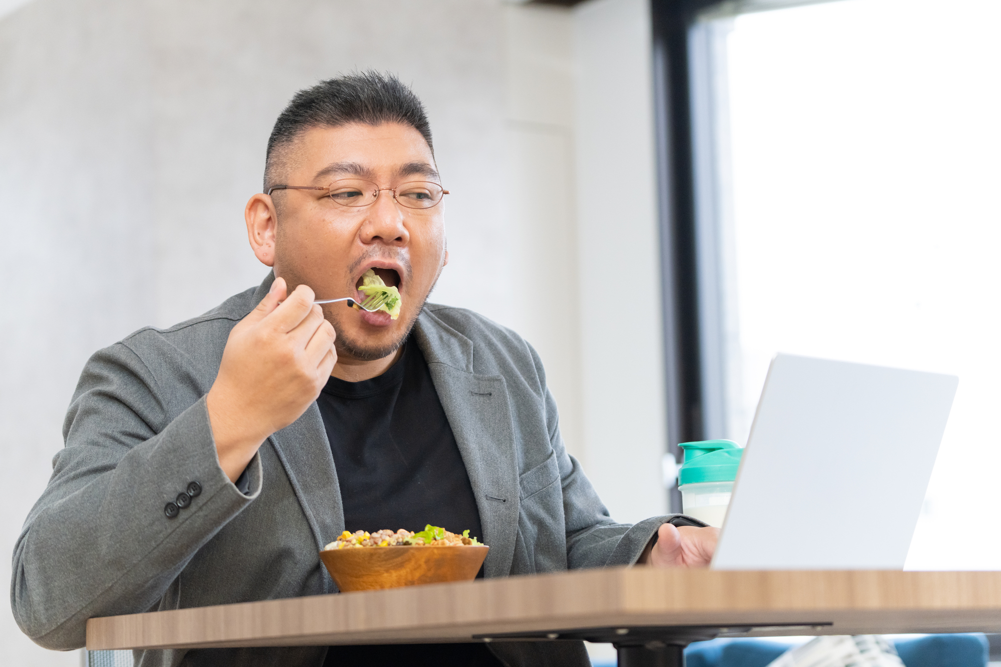 ぽっちゃりとした男性が食事をしている様子