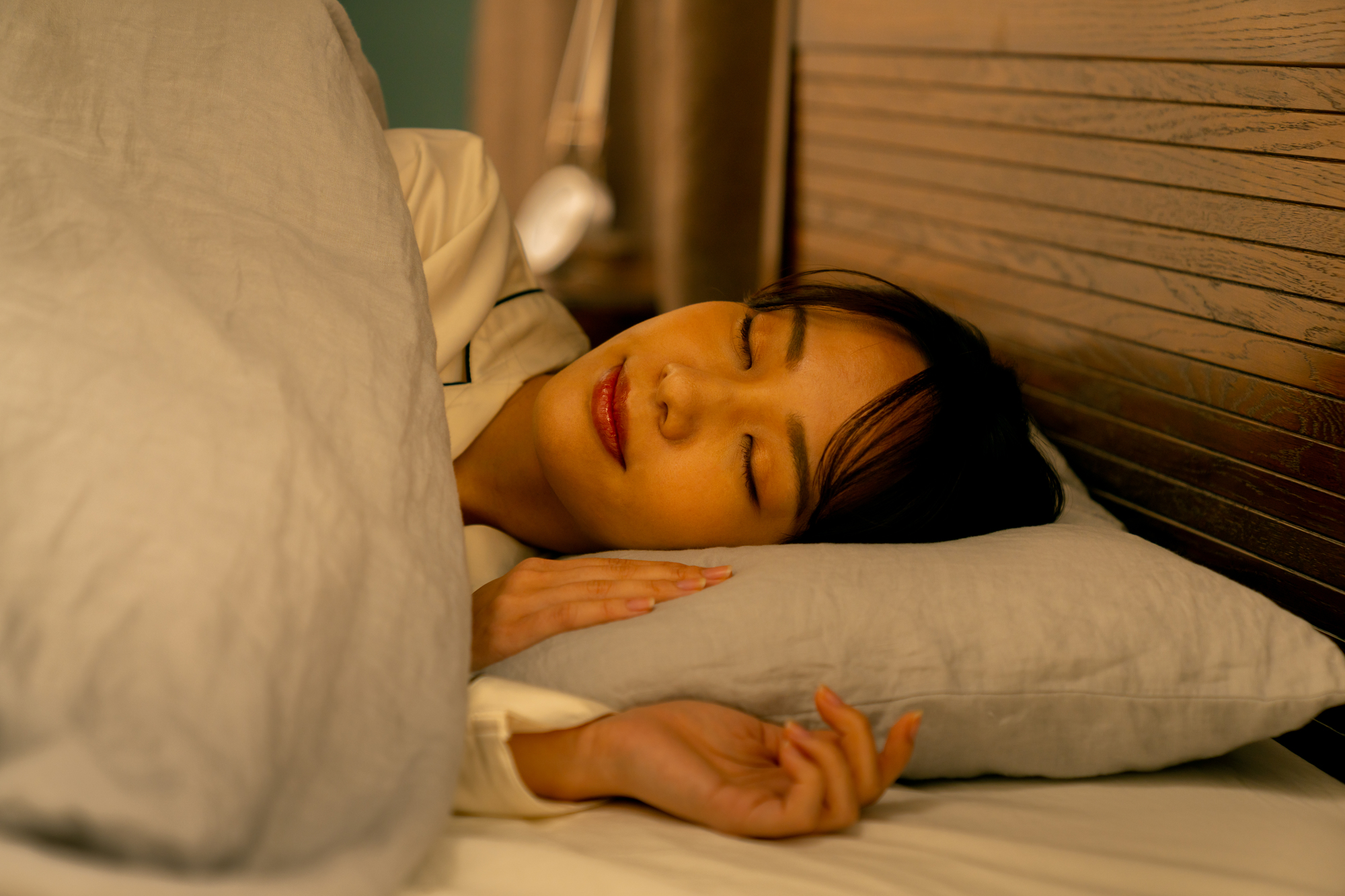 眠る女性