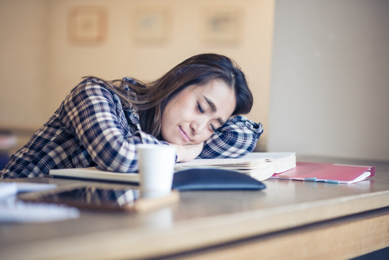 うたた寝(転寝)と昼寝の違いについて【うたた寝は病気のサイン!?】 | 睡眠ドクター