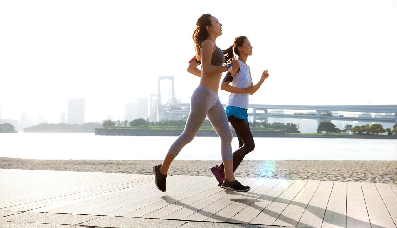 川沿いをジョギングしている女性の２人組