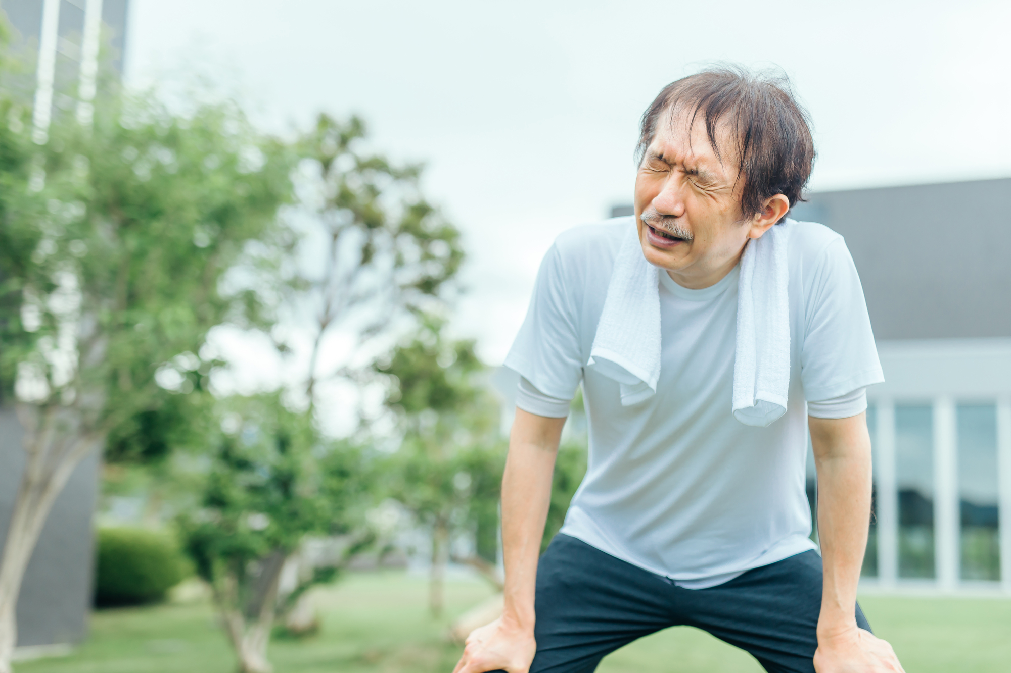 運動後の疲労している中年男性