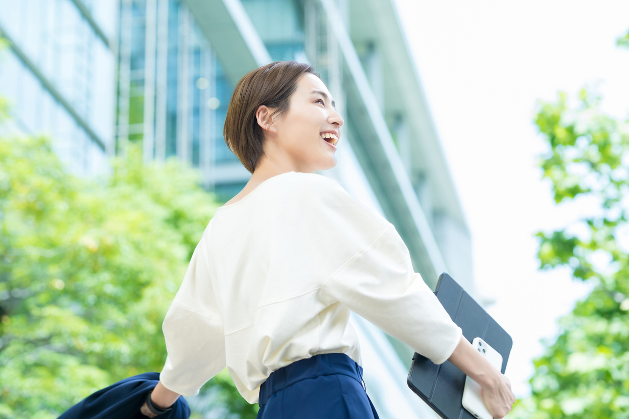 笑顔で外を歩く女性