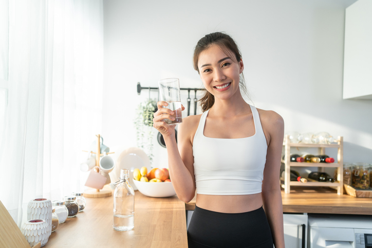 水の入ったコップを持っている女性