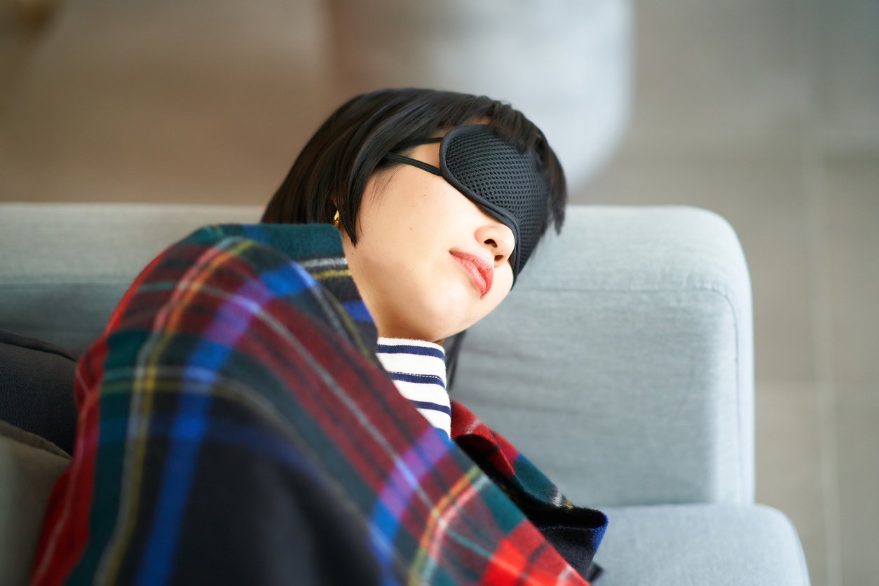 アイマスクをして寝ている女性