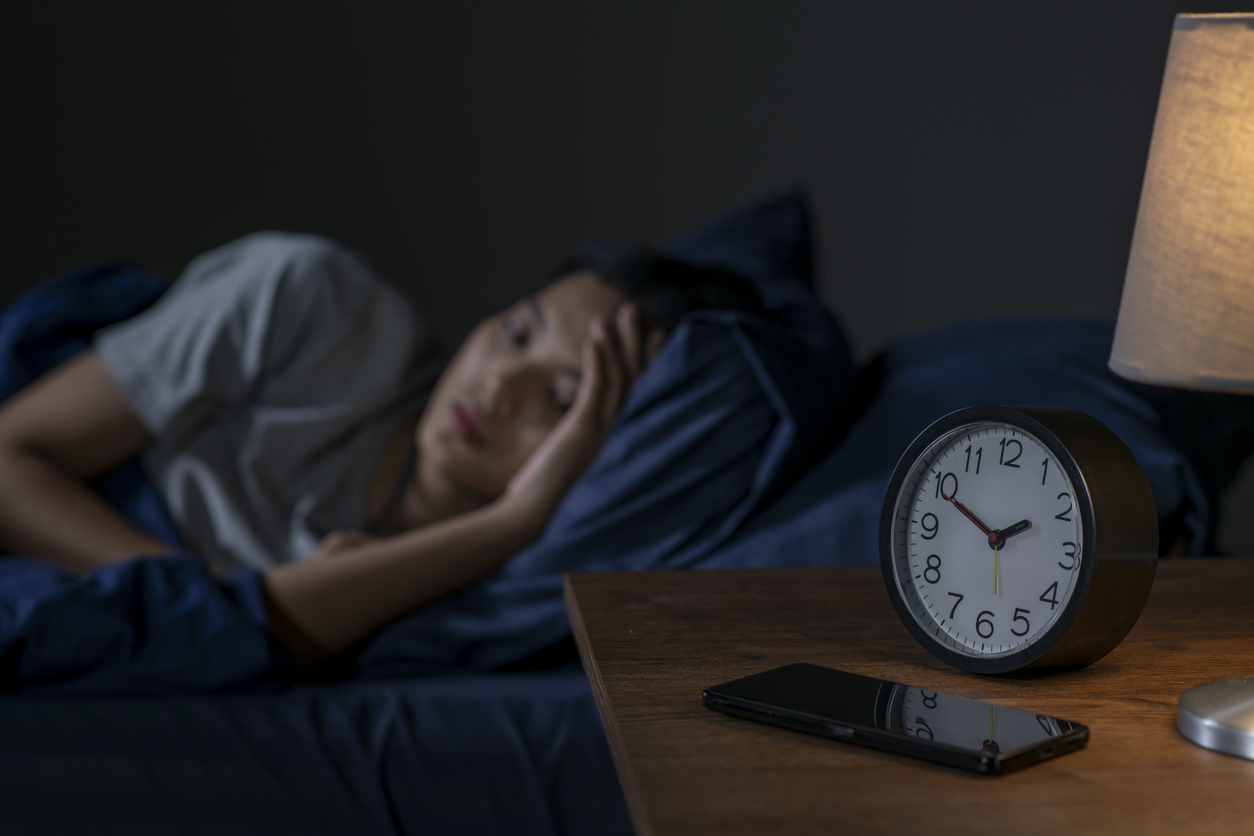 夜中に目が覚めてしまった女性