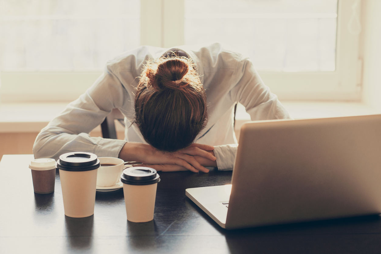 仕事中に仮眠をとる女性