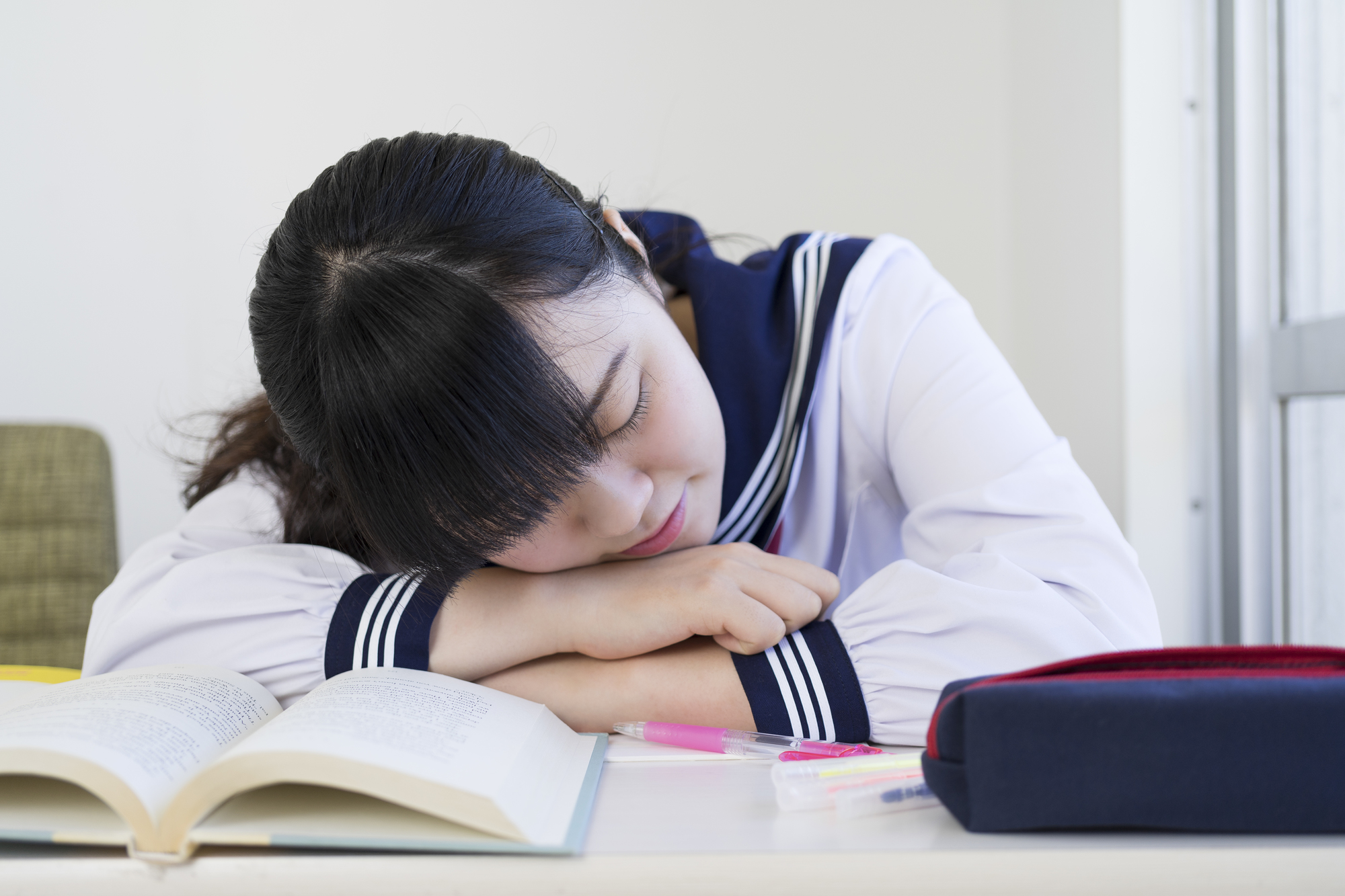 授業中に寝ている女子高生