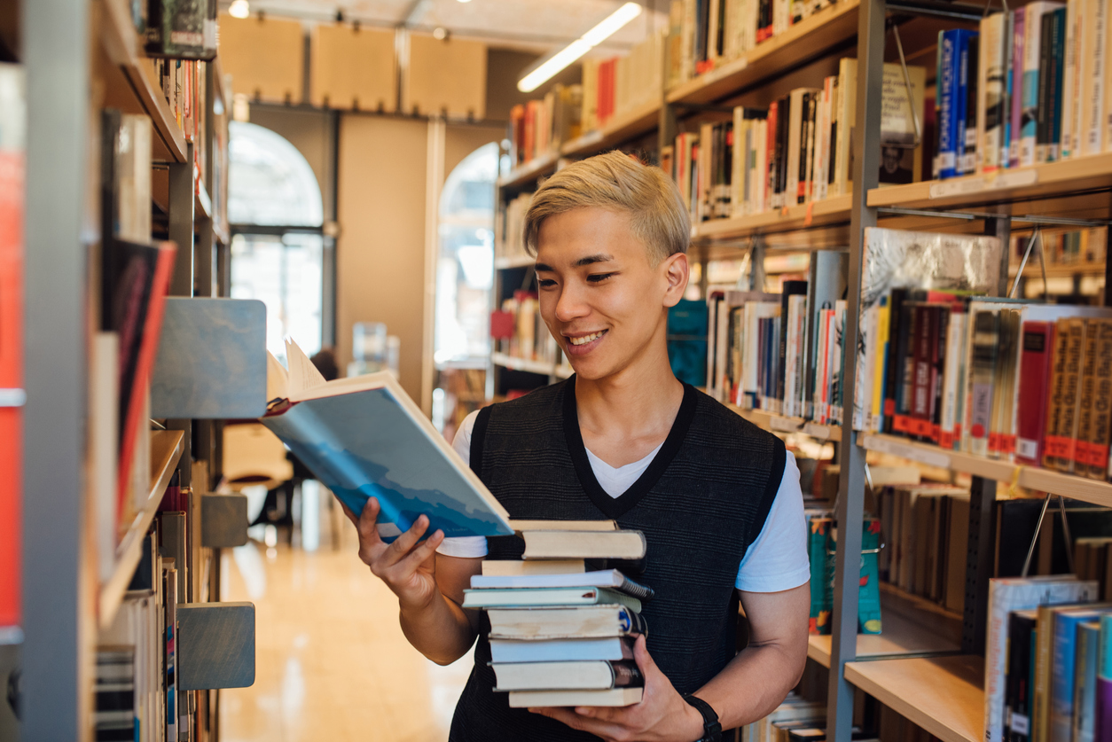 図書館で本を手に取る男性