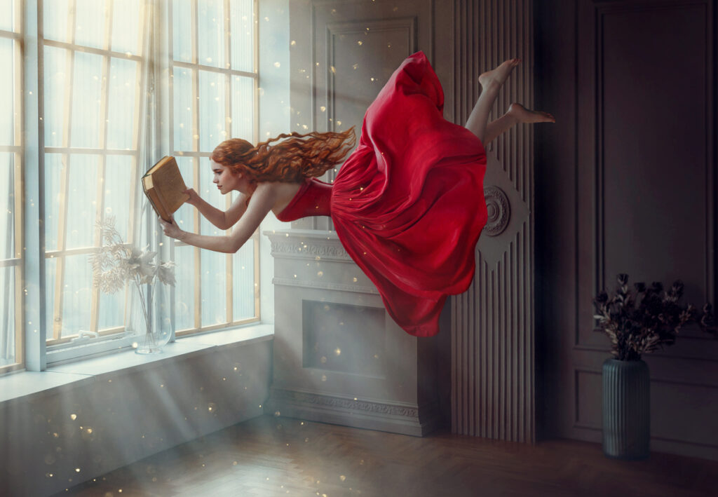 赤毛の女性が宙に浮いているファンタジーな画像