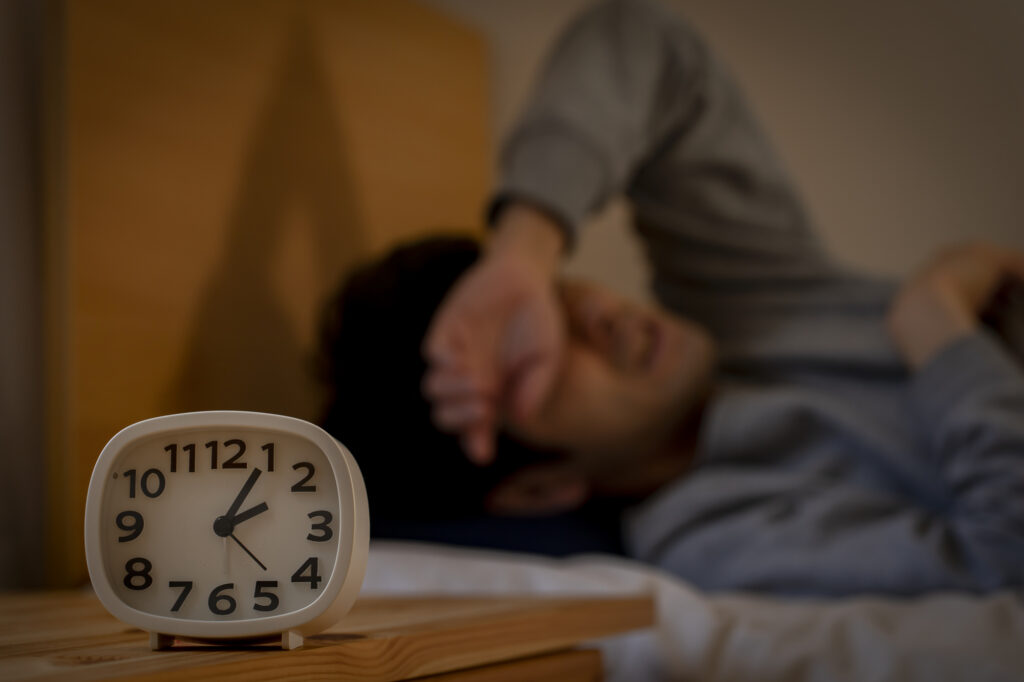 自律神経失調症の影響により不眠症の男性