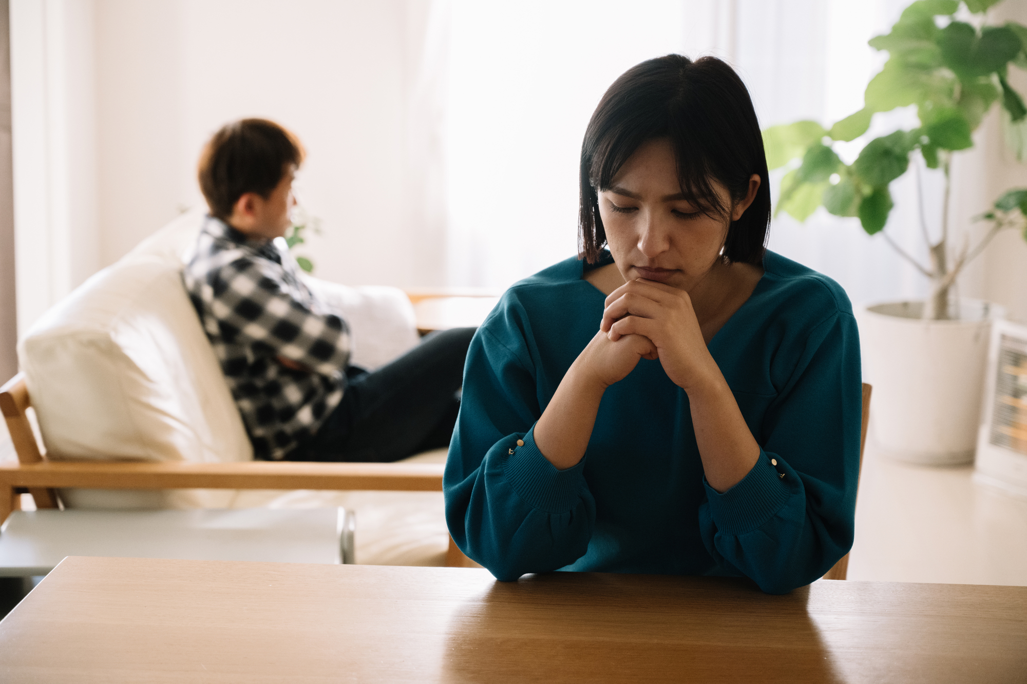 深刻な面持ちの夫婦