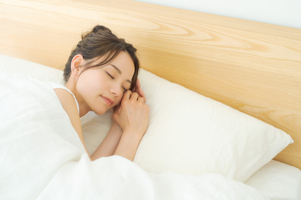 快眠する女性