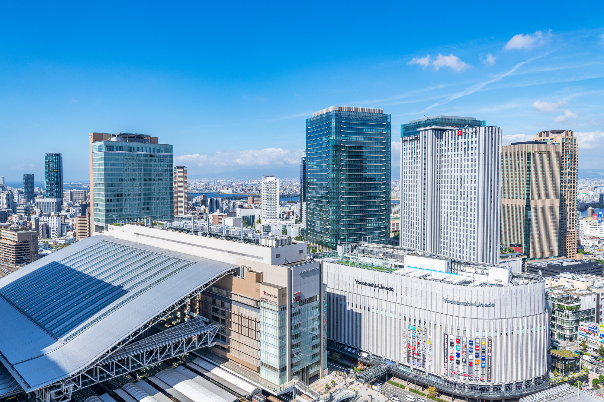 大阪のビル群が見える景色の画像